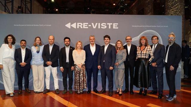 Miembros de Re-Viste con cargos del Ministerio para la Transición Ecológica, ayer. |  FDV