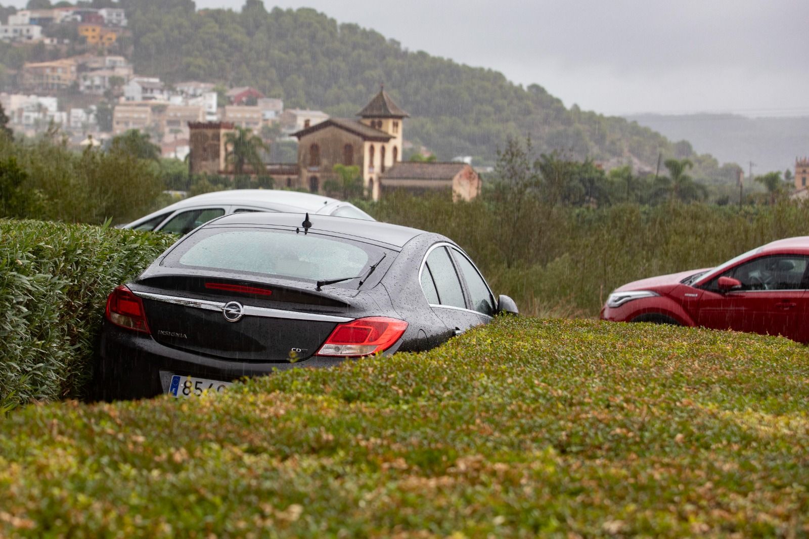 Vehículos aparcados en la parte alta de Alzira