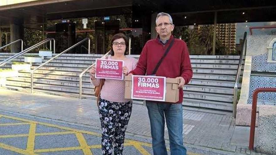 Entrega de las 30.000 firmas en la Delegación de Educación.