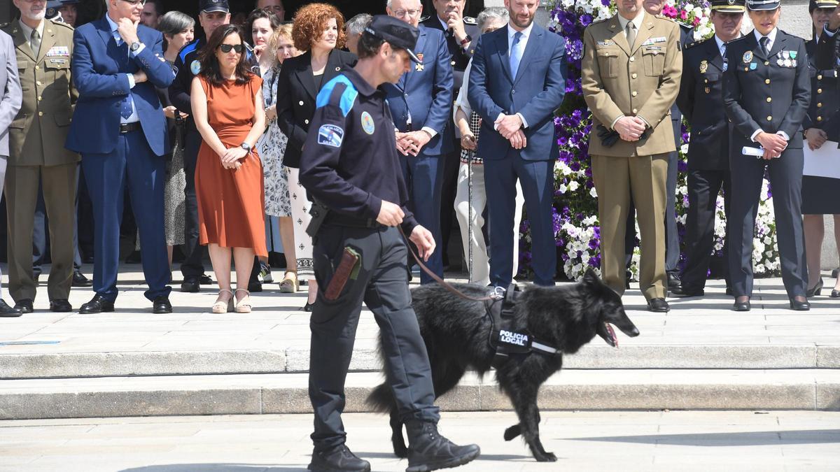 Un policía local con un perro entrenado en una exhibición en A Coruña.