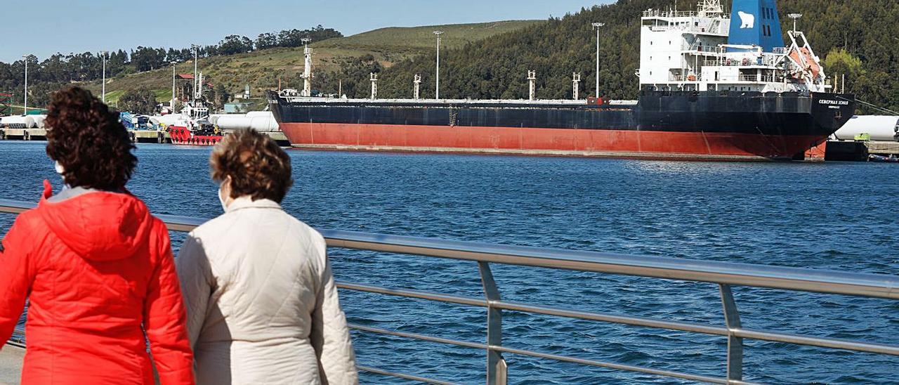 El barco “Severnaya Zemlya”, ayer, atracado en la margen derecha de la ría de Avilés. | Mara Villamuza