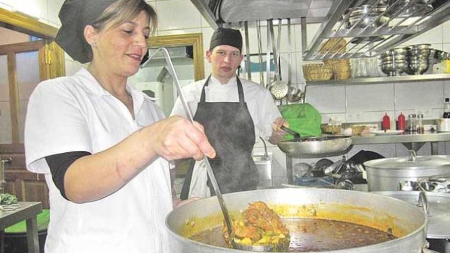 Mili Menéndez prepara pote de berzas, en Salas.