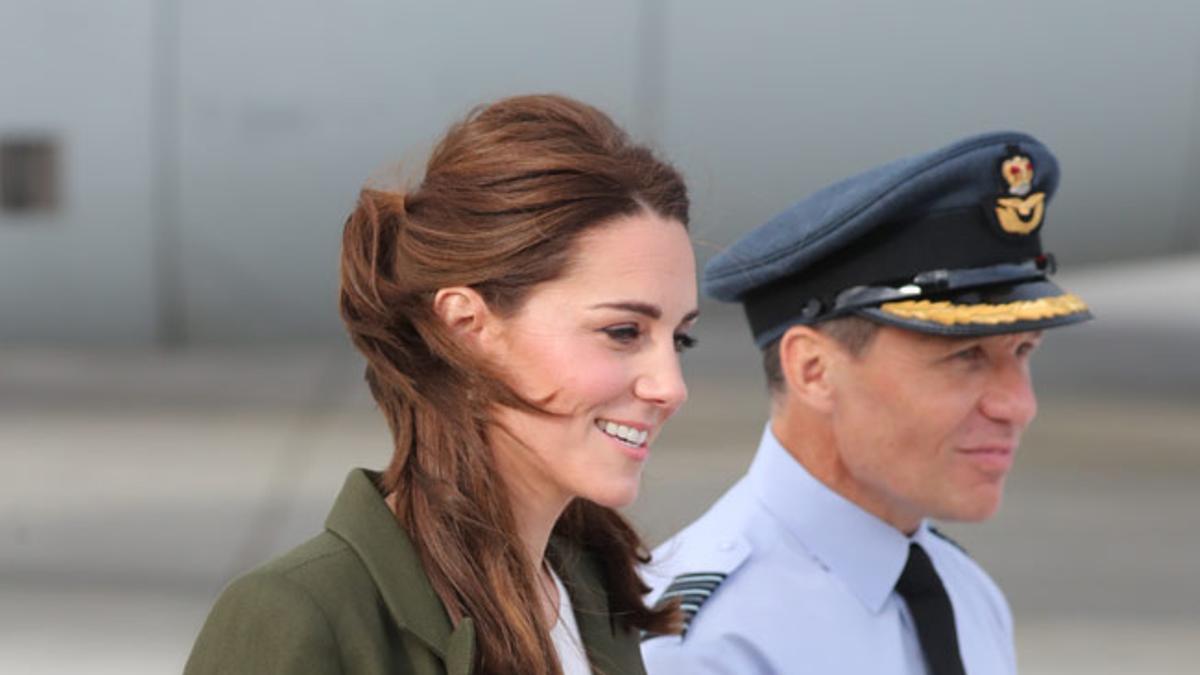 El sencillísimo look 'working' con toque setentero de Kate Middleton que te enamorará