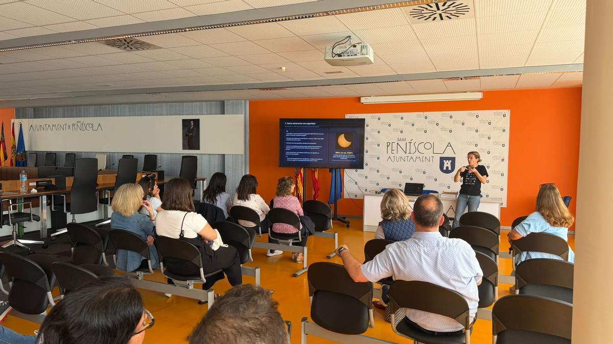 El Ayuntamiento de Peñíscola forma al personal de las empresas turísticas sobre el eclipse.