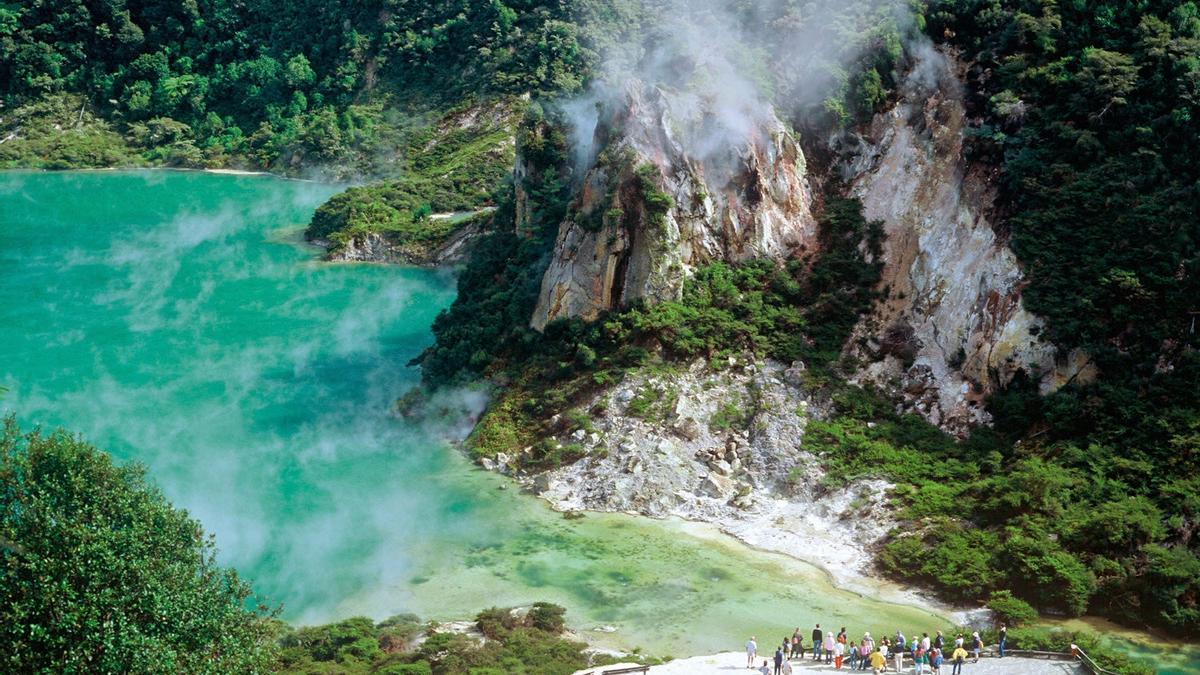 Fuente termal más grande del mundo Frying Pan Lake en Waimangu Nueva Zelanda