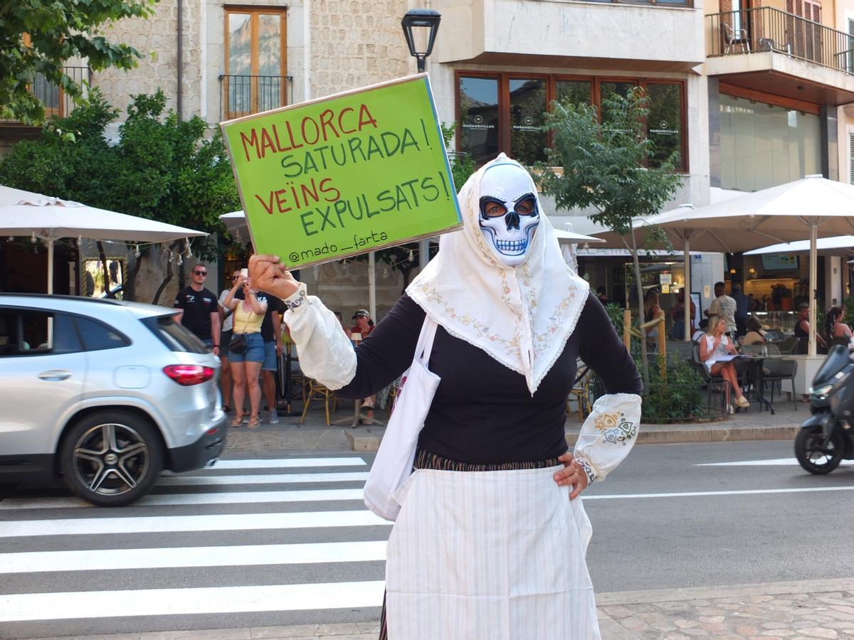 Madó Farta, l'activista darrere la pagesa-calavera: «Els turistes no són l’enemic; són una conseqüència d’un model»