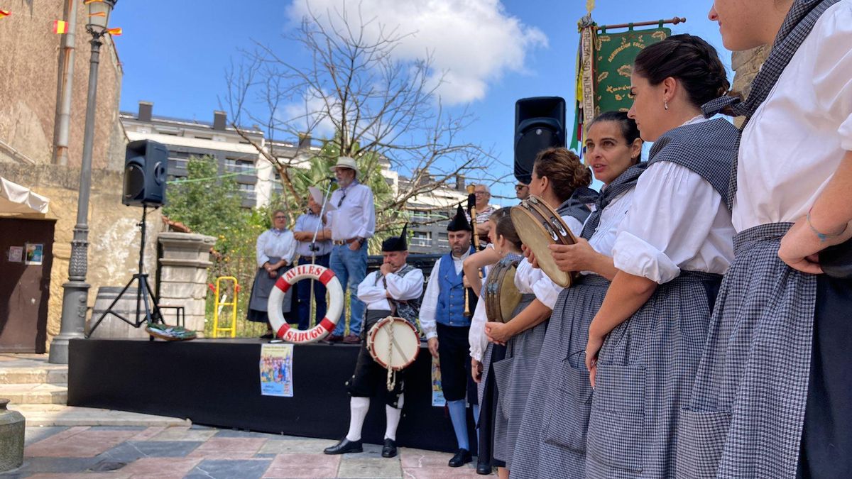 Juan Ardao leyendo el pregón ante la atenta mirada de los integrantes de la asociación Xaréu d’Ochobre