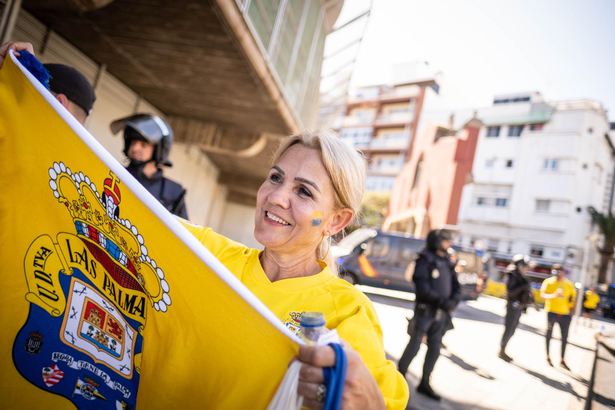 Los aficionados de la UD Las Palmas se dirigen al Heliodoro