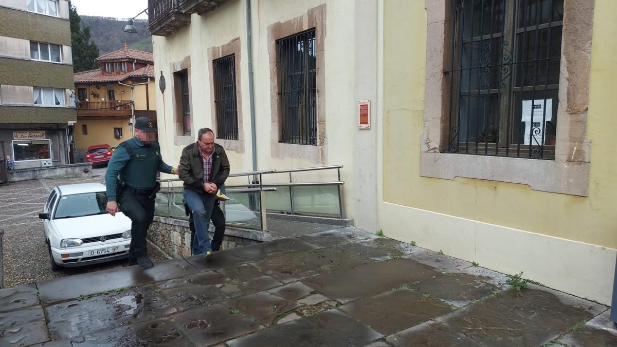 EN IMÁGENES: la entrada en el juzgado del vecino de Allande detenido por apuñalar a su excuñado