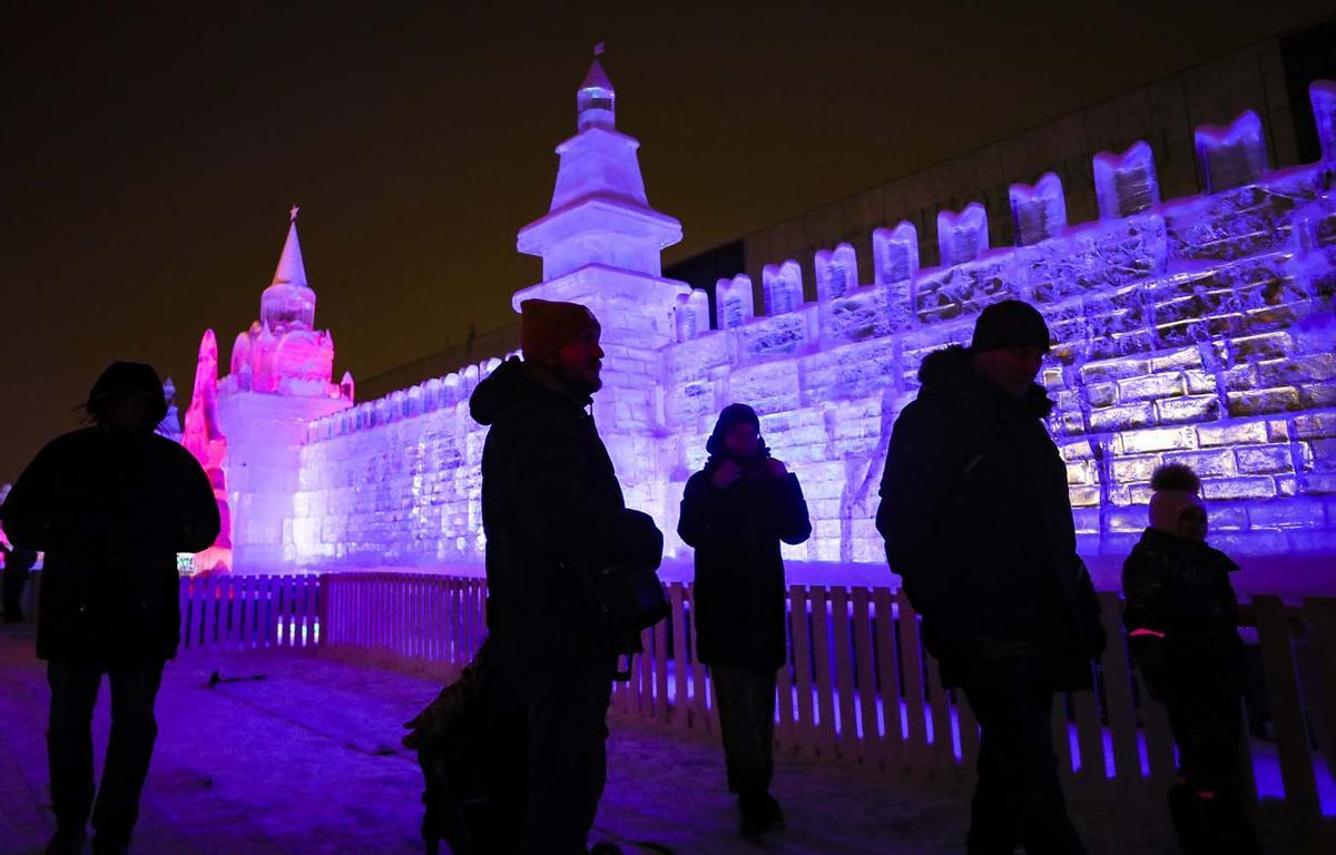 Esculturas y castillos de nieve en festivales de hielo de Moscú y  Heilongjiang, en el norte de China