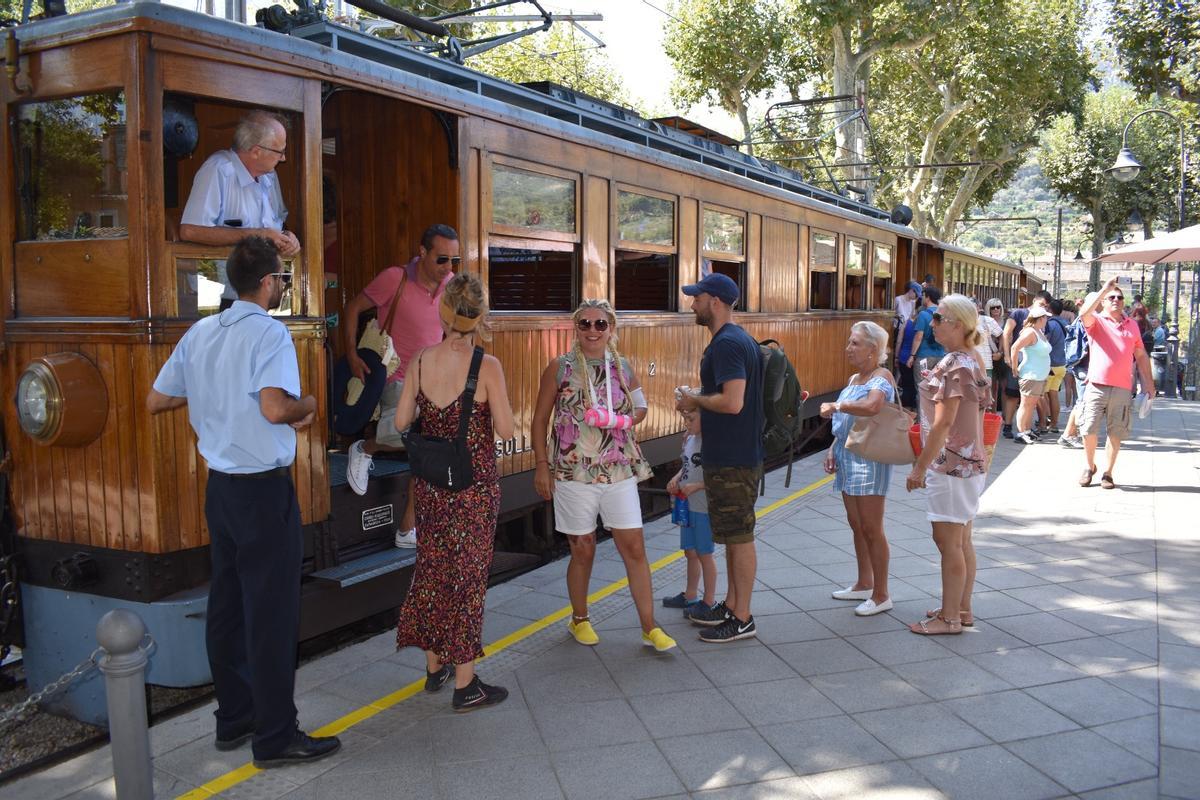 Pasajeros bajando del Tren de Sóller.