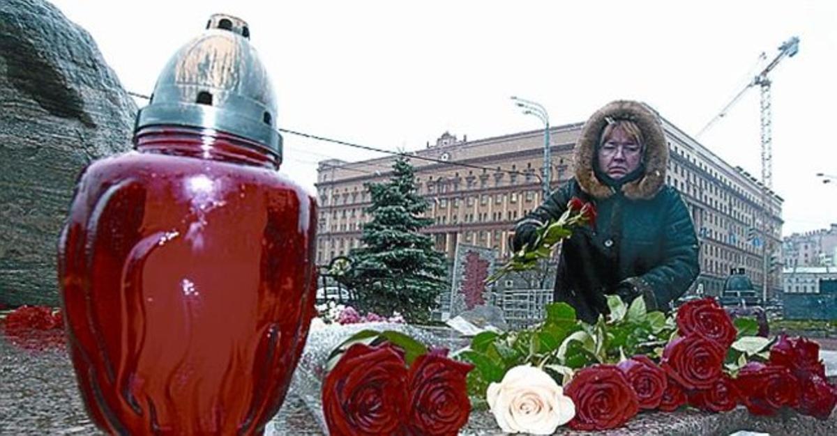 Flors al monument a les víctimes, a la plaça Lubianskaia.