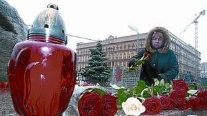 Flores en el monumento a las víctimas en la plaza Lubianskaia.