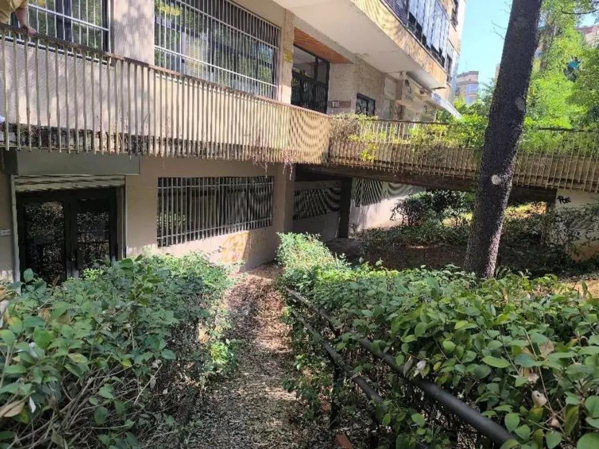 Imagen del exterior de la planta inferior del centro, normalmente vandalizado.