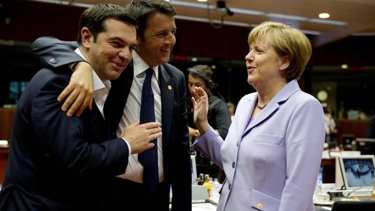 Alexis Tsipras (izq), primer ministro de Grecia; su homónimo italiano, Matteo Renzi (centro) y Angela Merkel, cancillera alemana, en Bruselas, el 25 de junio del 2015.