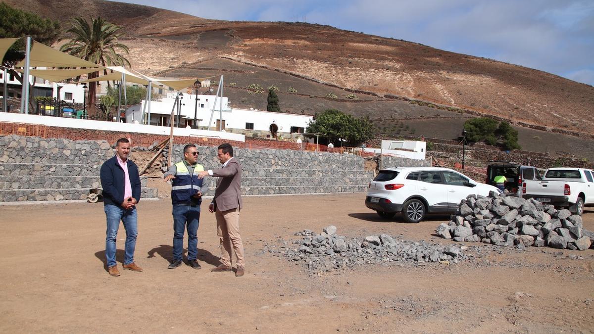 Imagen del alcalde de Yaiza, Óscar Noda, de visita en el solar donde se va a construir la pista muldeportiva.
