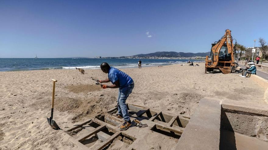 Limpieza en las playas de Palma previa a la temporada estival