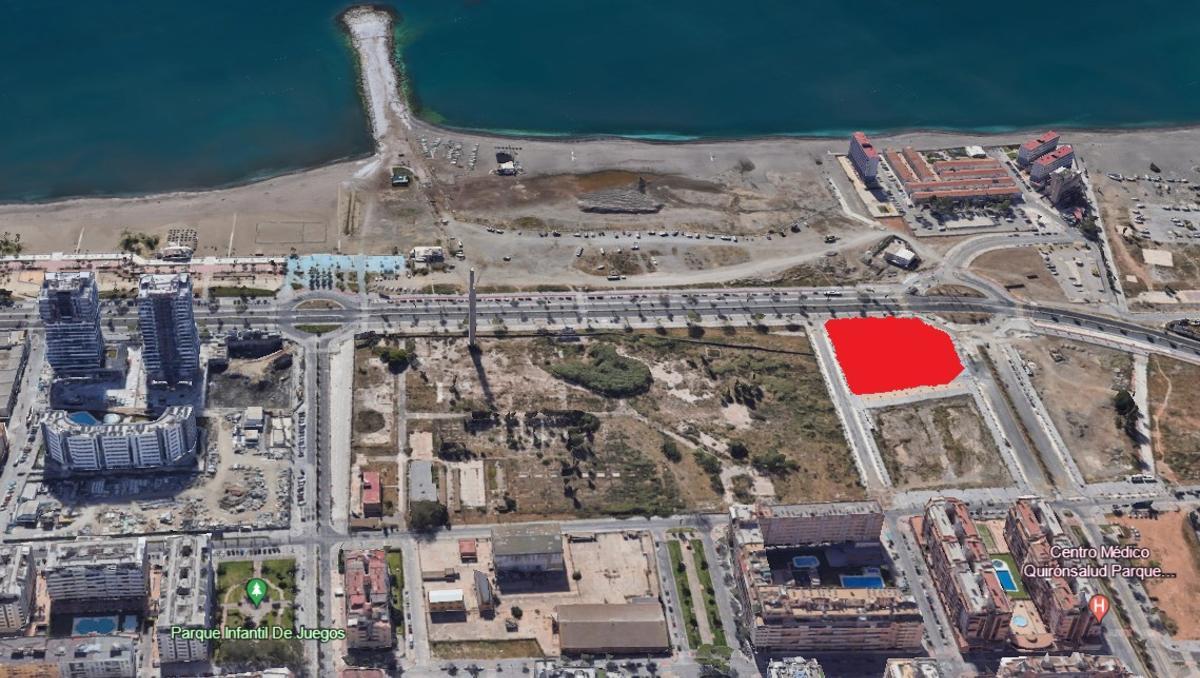 En rojo, la parcela donde se construirá la promoción de Nuovit Homes en El Pato.