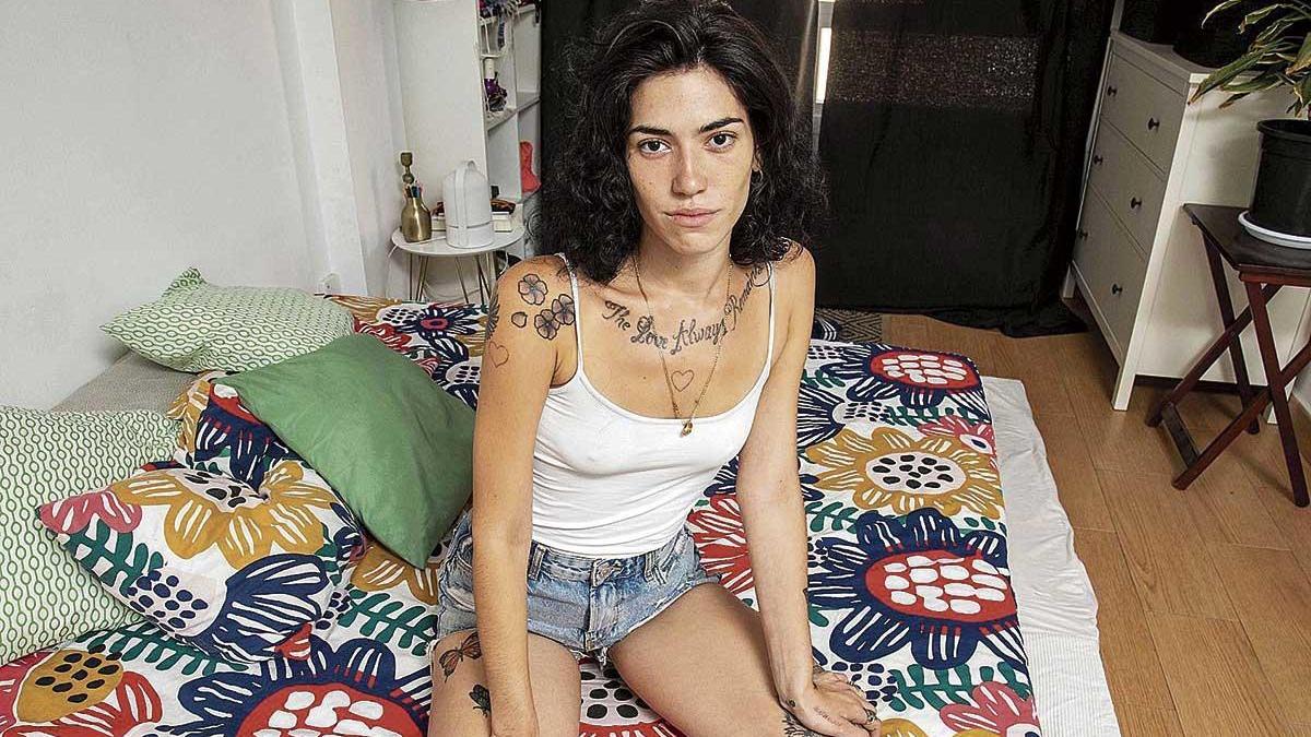 Natalia Linuesa Urbano, conocida como Mary Paxanga, en la habitación del piso de Palma donde vive actualmente.