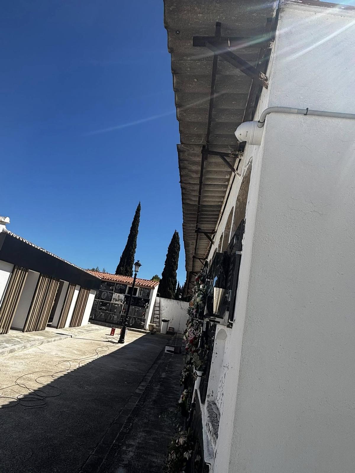 Cámara de vigilancia en el interior del cementerio de Bufali.