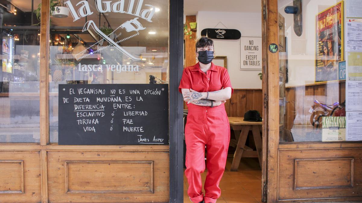 Ari Barreiro, a la entrada de la tasca La Galla.