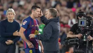 Flick encara la «difícil» i cara successió de Lewandowski: de Julián Álvarez a Joao Pedro