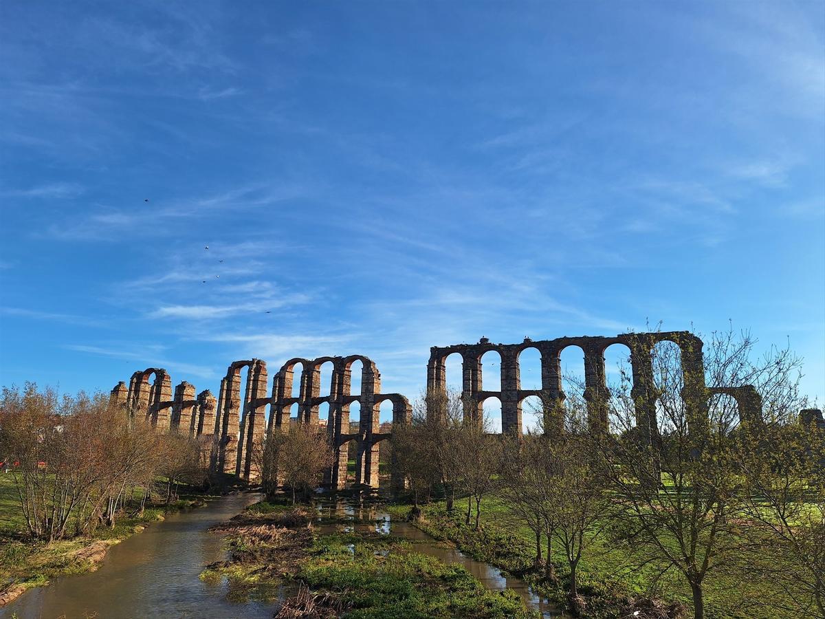 El acueducto de los Milagros en Mérida con el cielo despejado.
