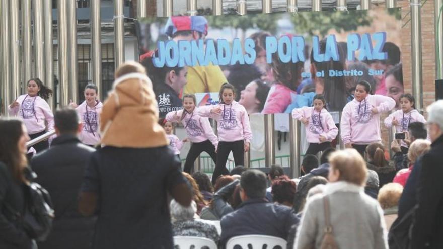 40 colectivos reivindican los barrios del Sur en la plaza de La Unidad