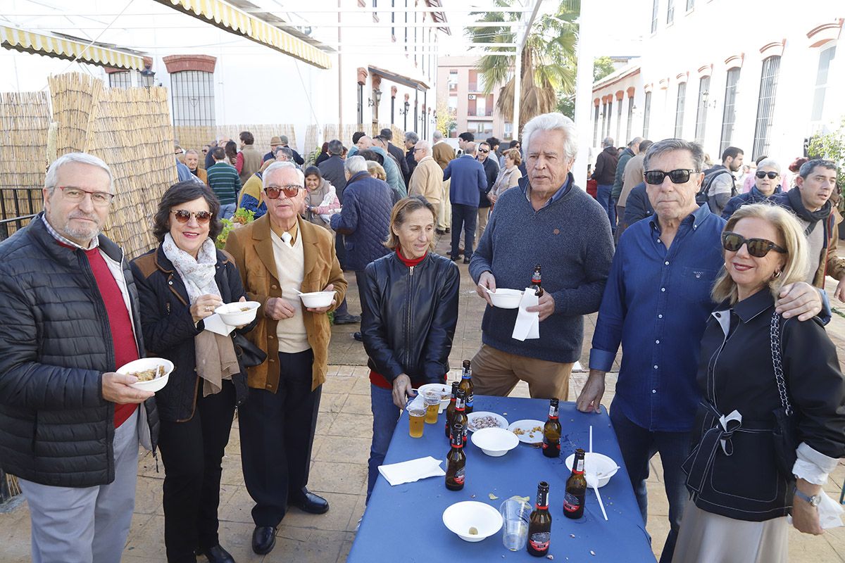 Las migas solidarias de la Cruz Blanca, en imágenes