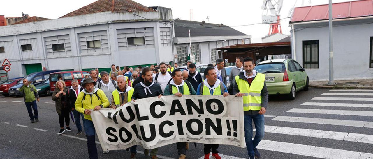 Trabajadores de Vulcano en la entrada del astillero vigués // Ricardo Grobas