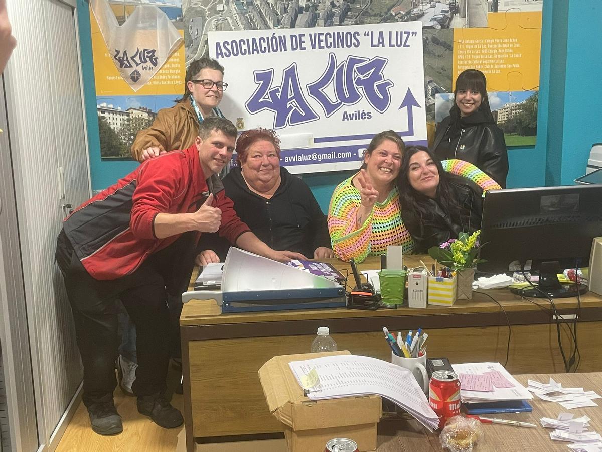 La nueva junta directiva de La Luz con Josín García, a la izquierda de la imagen.