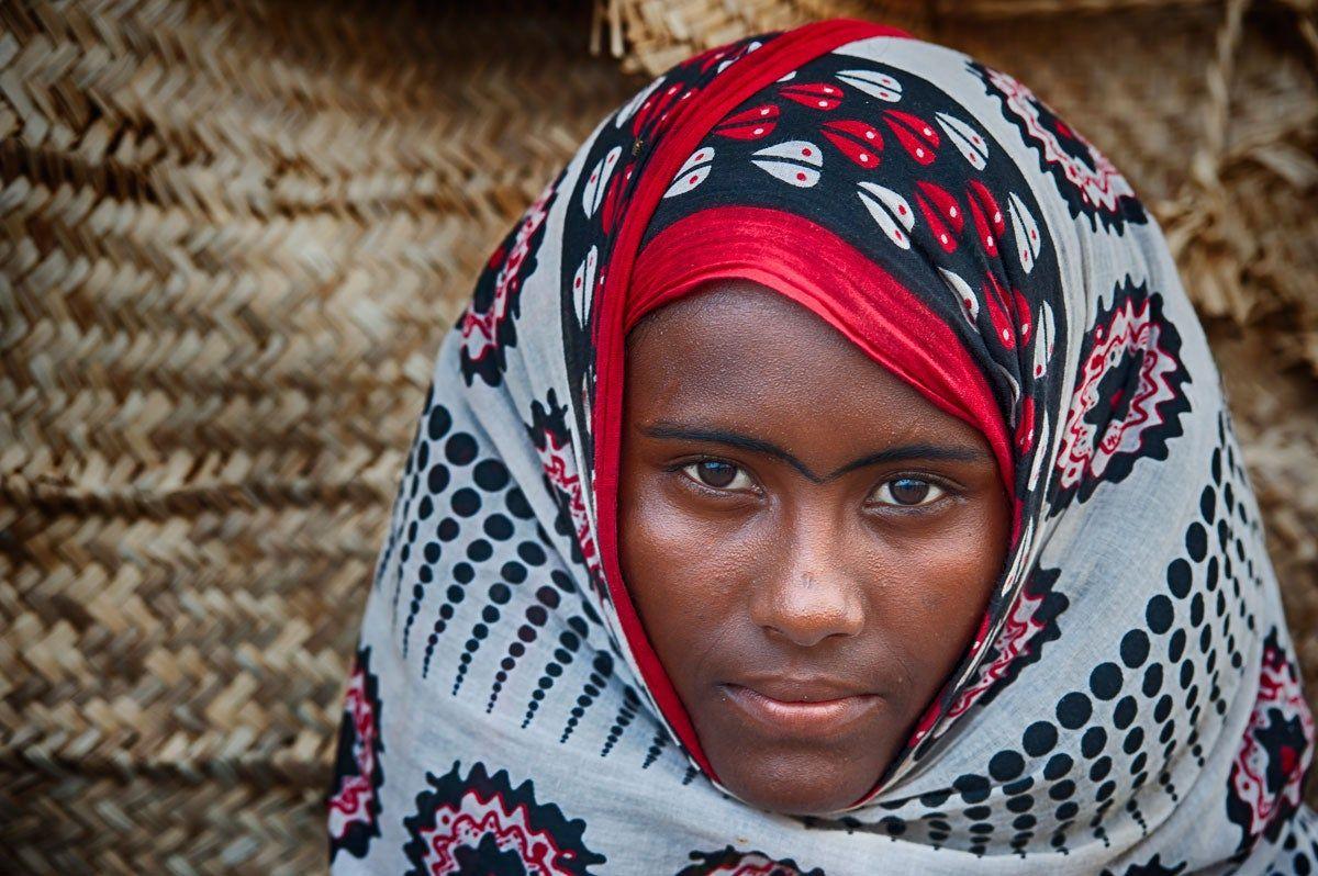 Chica de la tribu Afar en el desierto de Etiopía