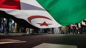 Asistentes con una bandera en una manifestación contra la violación de derechos en el Sáhara Occidental, a 13 de noviembre de 2021, en Madrid.