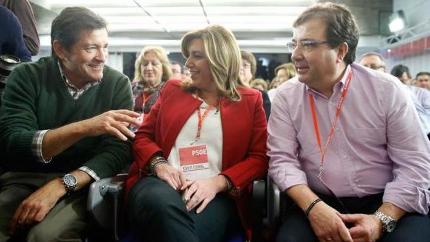 Javier Fernández habla con Susana Díaz y Guillermo Fernández Vara, al inicio del comité federal.