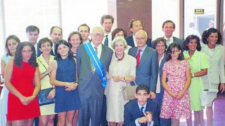 Ignacio Larramendi con su mujer, Lourdes Martínez, sus nueve hijos y familia política tras la ceremonia de entrega de la Gran Cruz de la Orden del Mérito Civil en 1998.  | | E.D.