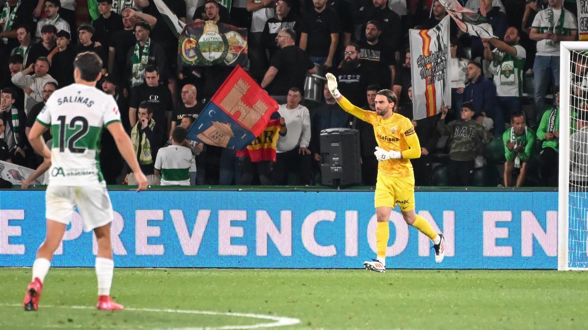 San Román celebra el pitido final del partido contra el Racing de Ferrol
