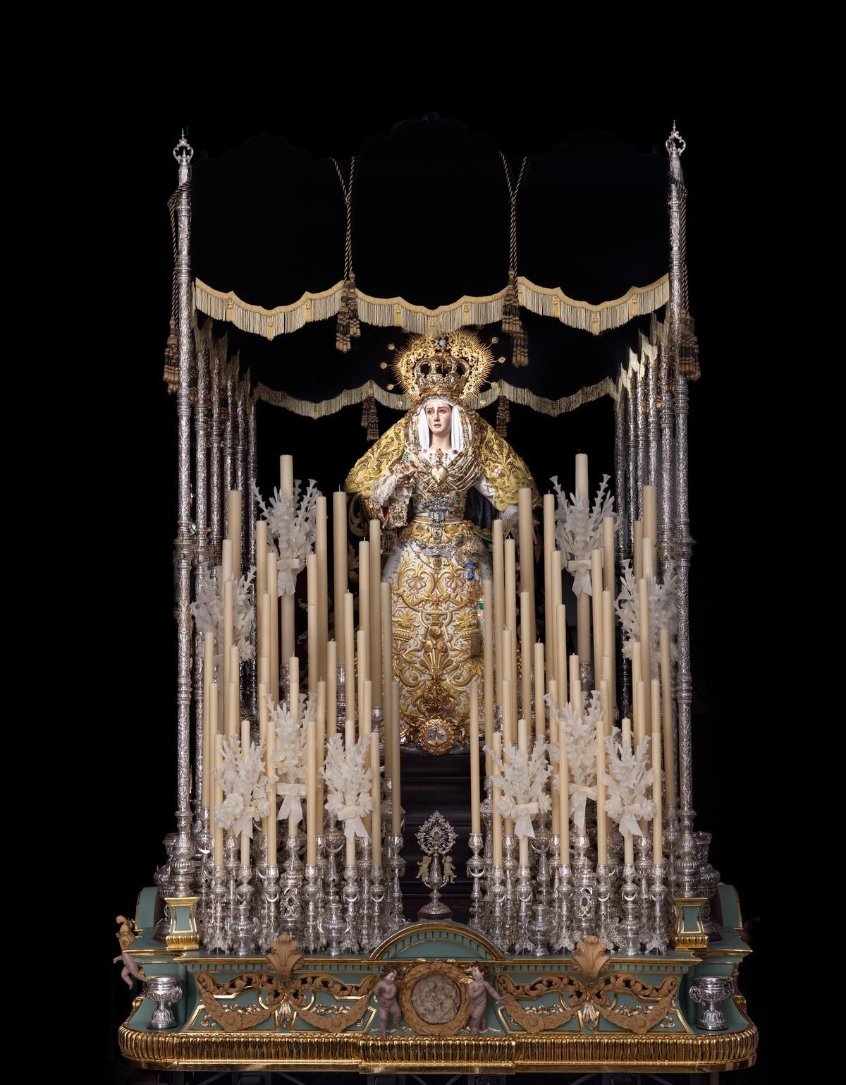 La Virgen de Dolores y Esperanza, entronizada.