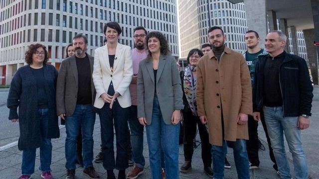 Ana Pontón, en el centro, en el barrio de Navia, en Vigo. |   // FDV