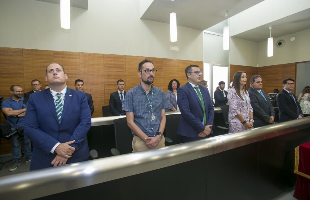 Cientos de personas abarrotan la sala de plenos y el hall para asistir a la constitución del Ayuntamiento con siete grupos políticos