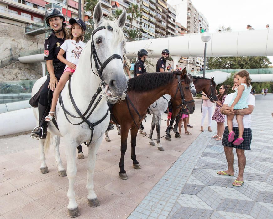 Los agentes se convierten en una atracción para los niños que se fotografían con ellos.