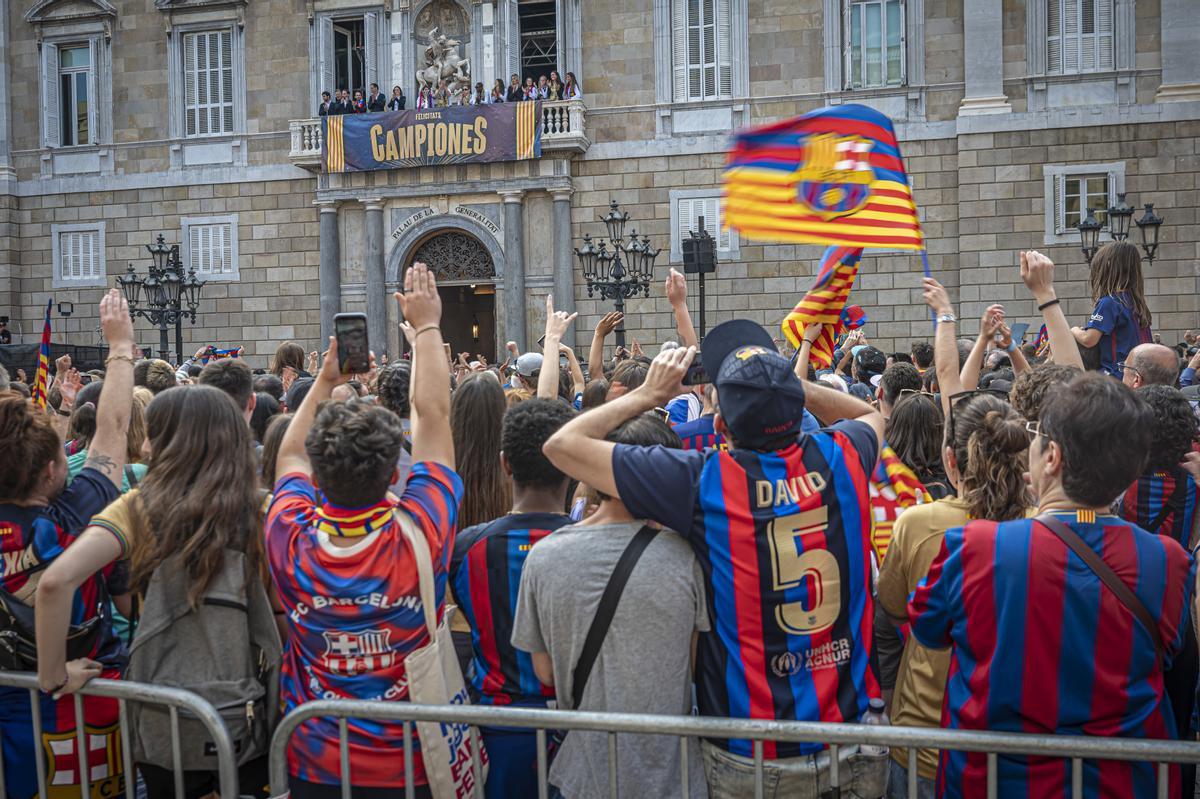 El Barça femenino celebra su Champions en la plaça Sant Jaume