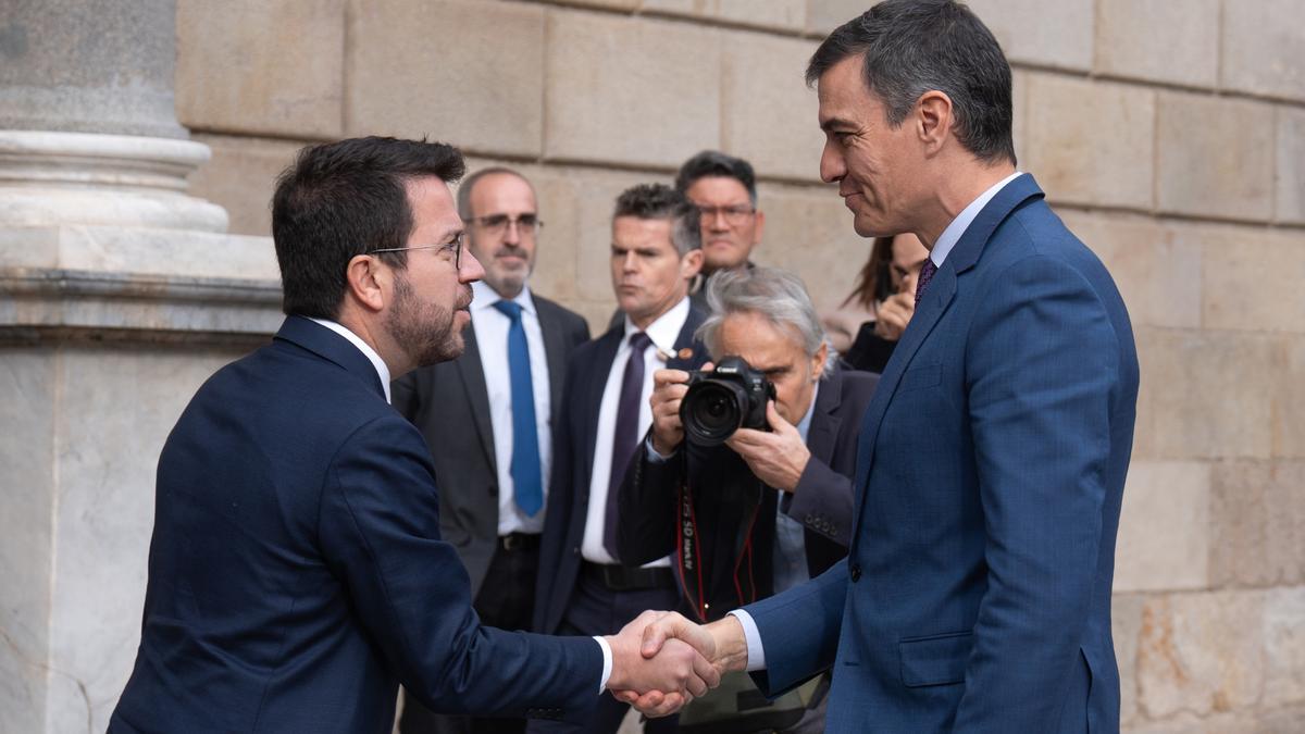 El president del Govern central, Pedro Sánchez (d), i el de la Generalitat, Pere Aragonès.