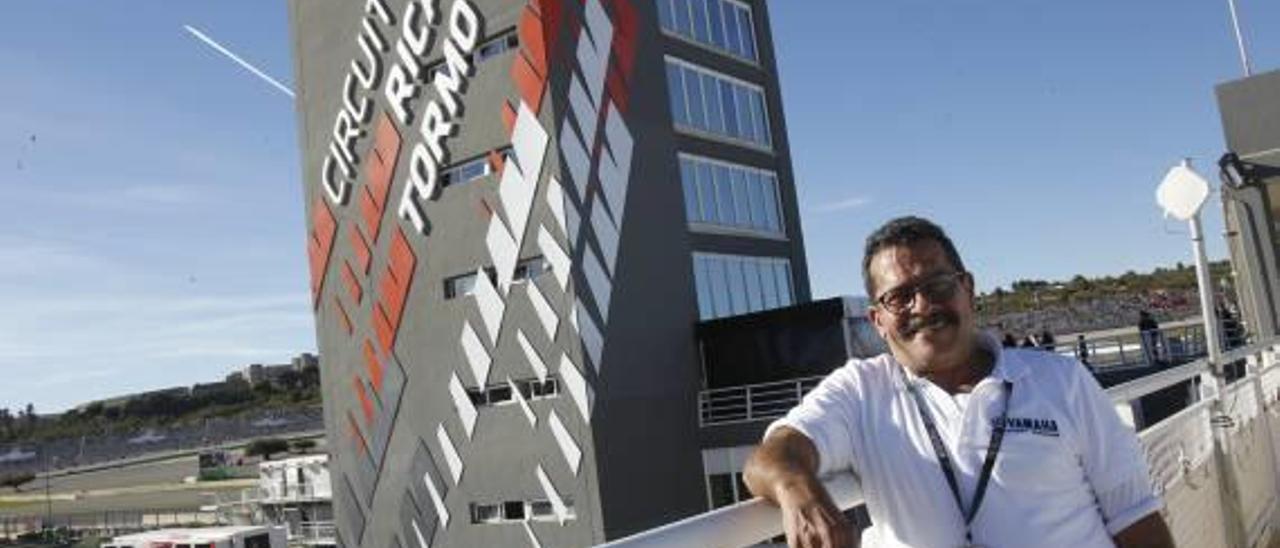 Carlos Lavado posa en el Circuit, con la torre de control al fondo, ayer.