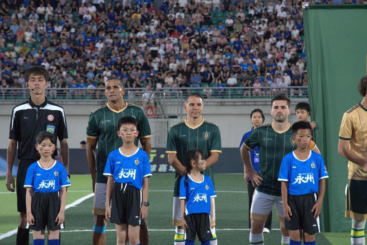 Rivaldo, Saviola i Tarrenchs, en la foto inicial d'un partit a la Xina.