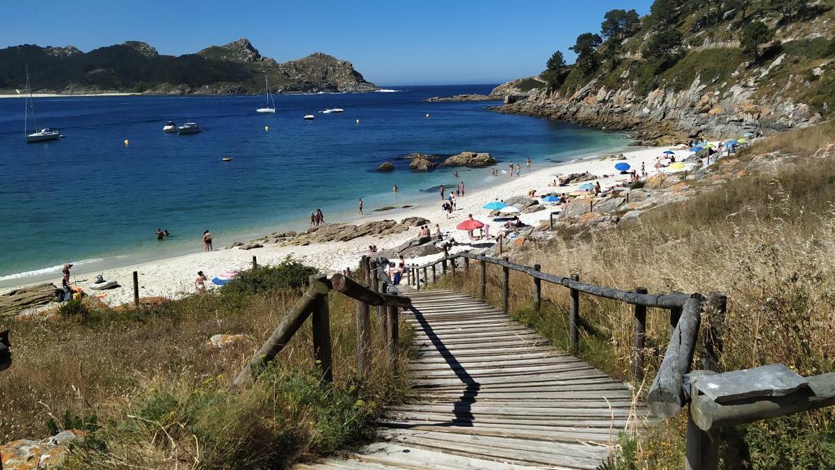 Vista de la playa de Nuestra Señora de las Islas Cíes en la que la Policía Local vetó el acceso. // FdV