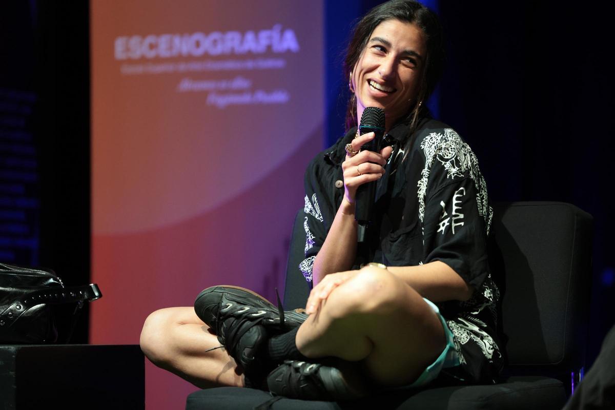 La actriz Carolina Yuste durante la charla con alumnado de la ESAD en Vigo