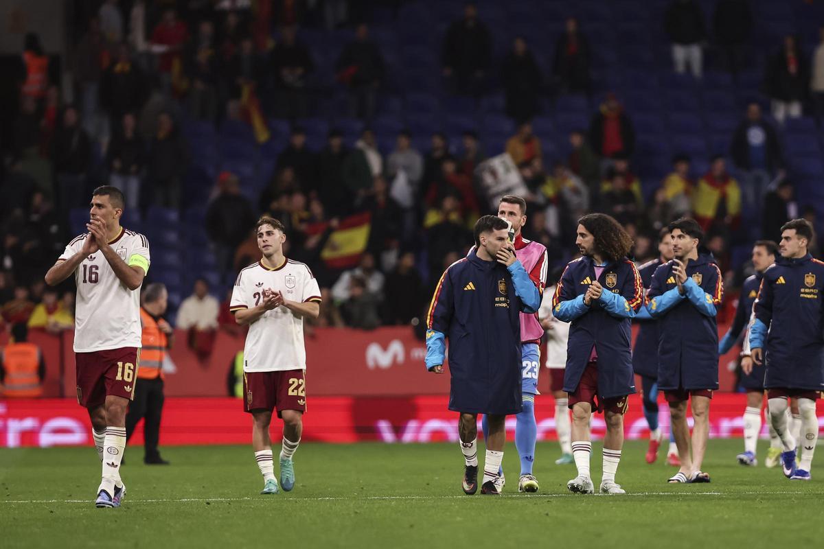 Players of Spain saludates to fans finalthe International friendly match played between Spain Team and Egypt at RCDE Stadium on March 31, 2026 in Cornella, Spain.