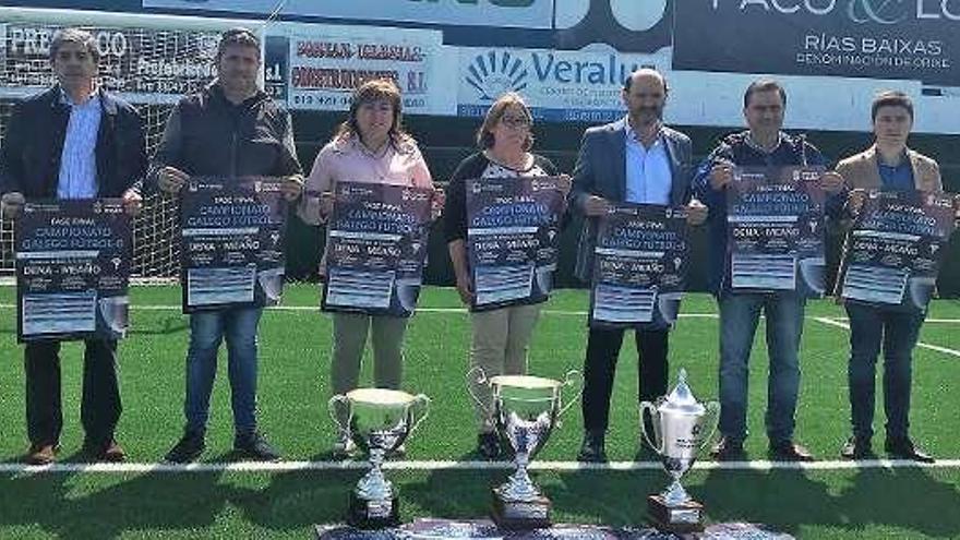 Autoridades que acudieron al acto de presentación. // FDV