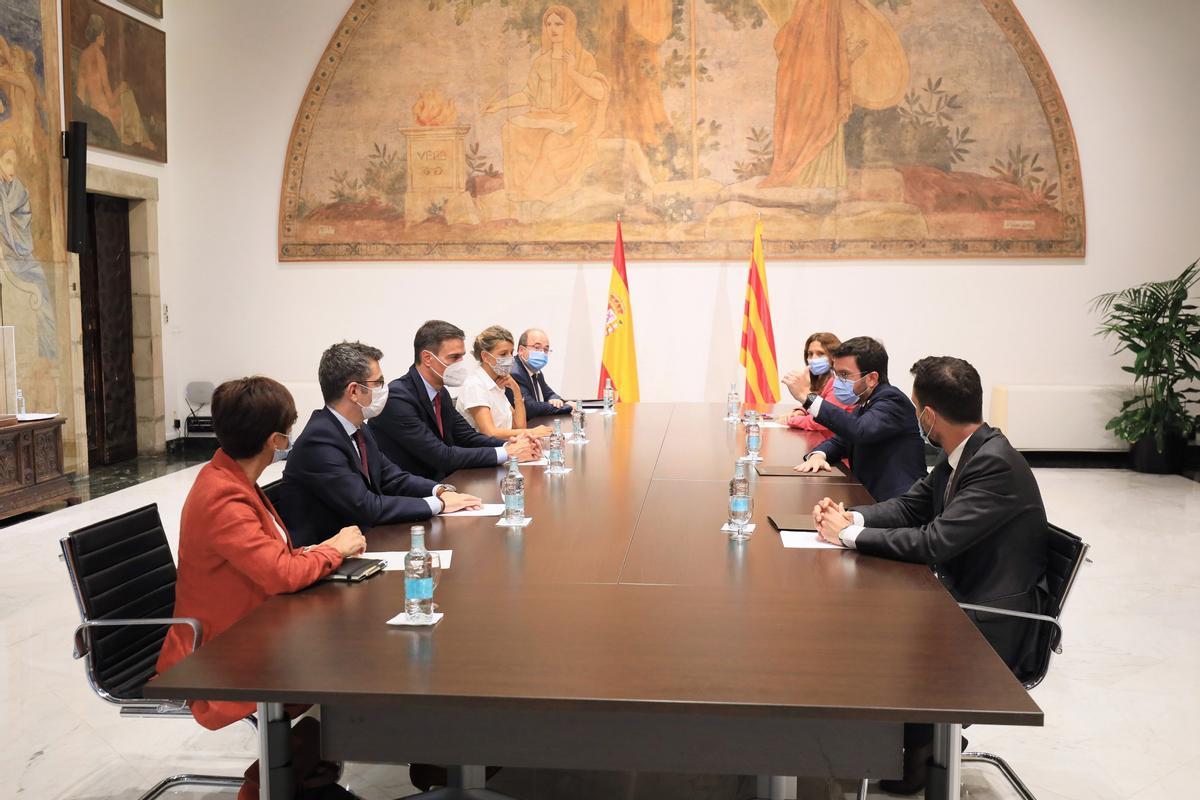 Pedro Sánchez y Pere Aragonès encabezan la reunión de la mesa de diálogo de este 15 de septiembre de 2021 en el Palau de la Generalitat. A la izquierda, Sánchez con la vicepresidenta Yolanda Díaz y los ministros Félix Bolaños, Miquel Iceta e Isabel Rodríguez. A la derecha, Aragonès con los 'consellers' de ERC Laura Vilagrà y Roger Torrent.