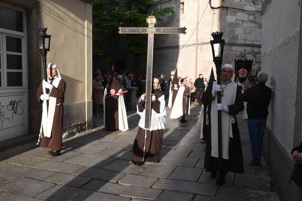 La procesión de Nuestro Padre Jesús Nazareno y Nuestra Señora de la Amargura salió ayer por las calles de la Ciudad Vieja en un Jueves Santo sin apenas lluvia.